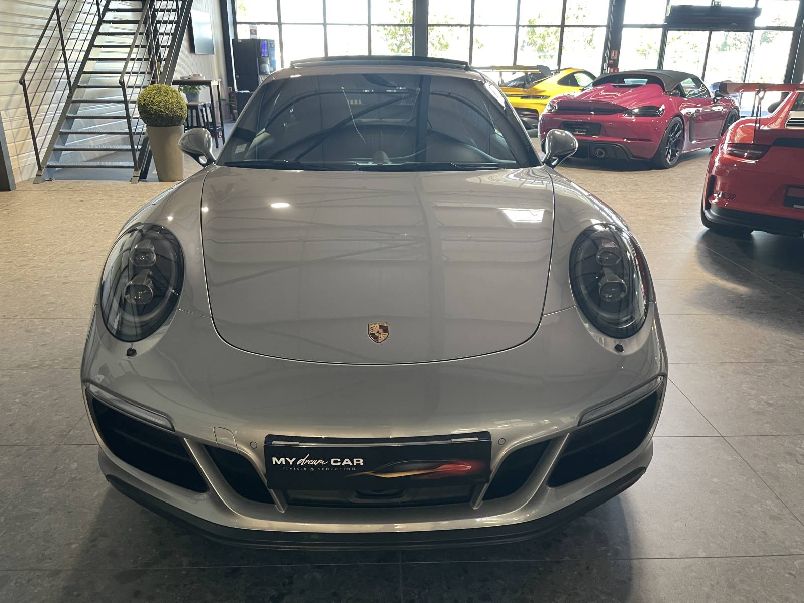 Porsche 991 Carrera 4 GTS: Le luxe allemand à portée de main à Nîmes.