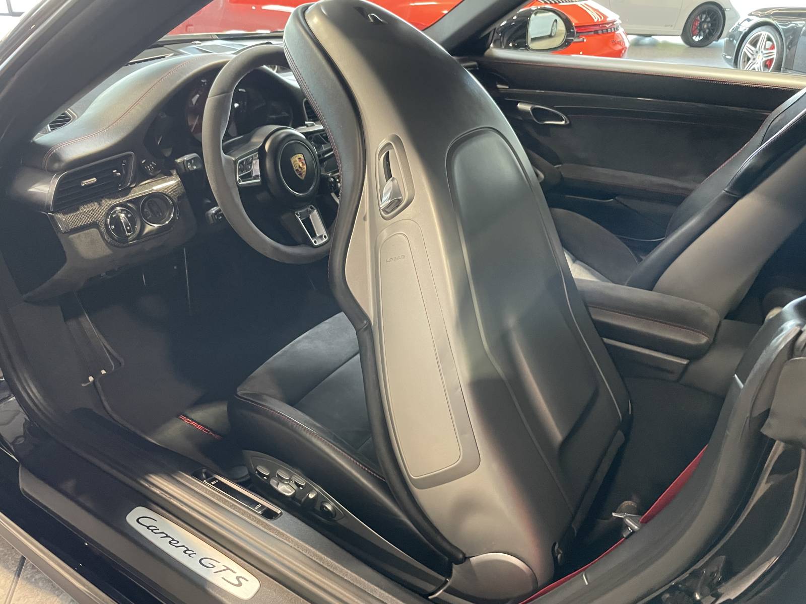 La sportivité à l'état pur : Ressentez les sensations fortes au volant de cette Porsche.