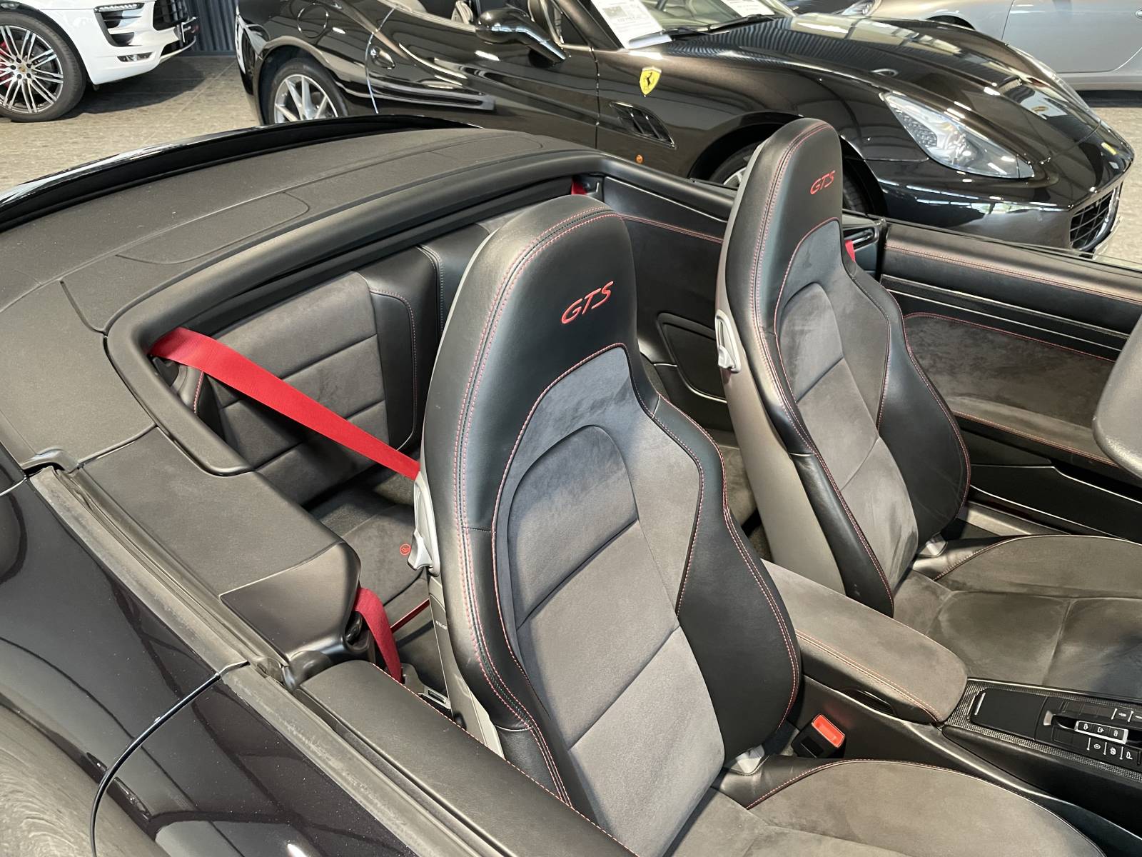 Vivre le rêve : Porsche 991 GTS Cabriolet, votre nouvelle compagne de route dans le Gard.
