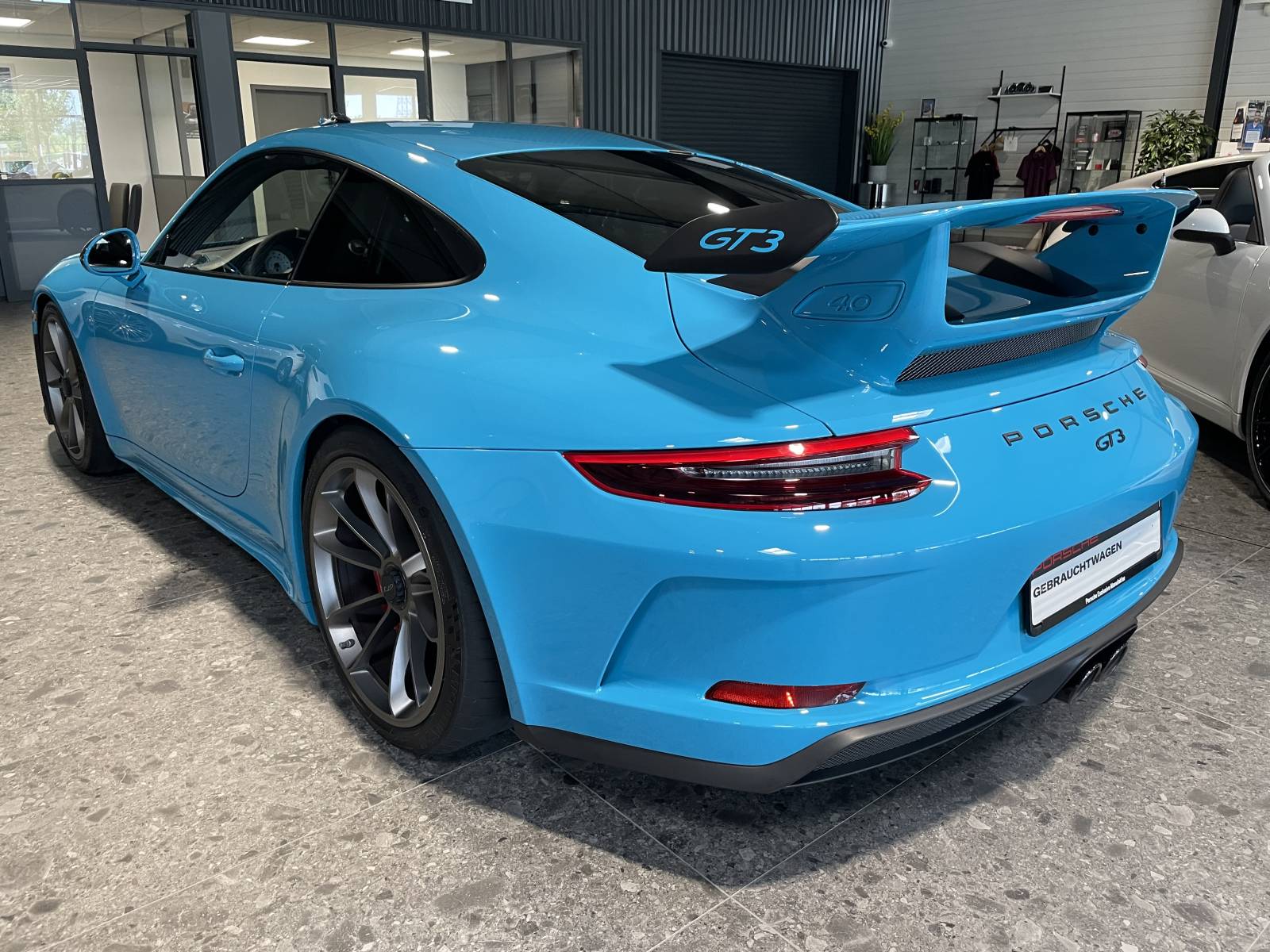 Zoom sur l’aileron arrière fixe emblématique de la gamme GT3.