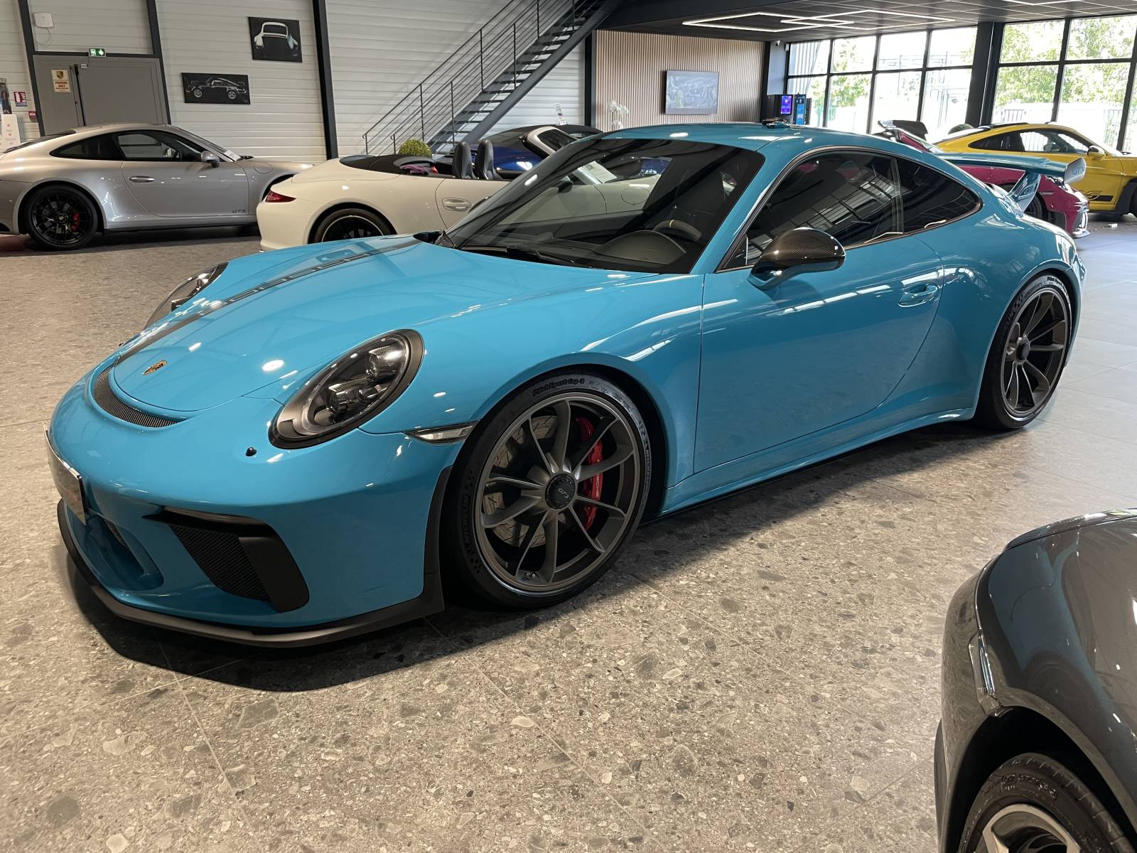 Vue de face agressive de la 911 GT3 avec phares DEL noirs PDLS+.