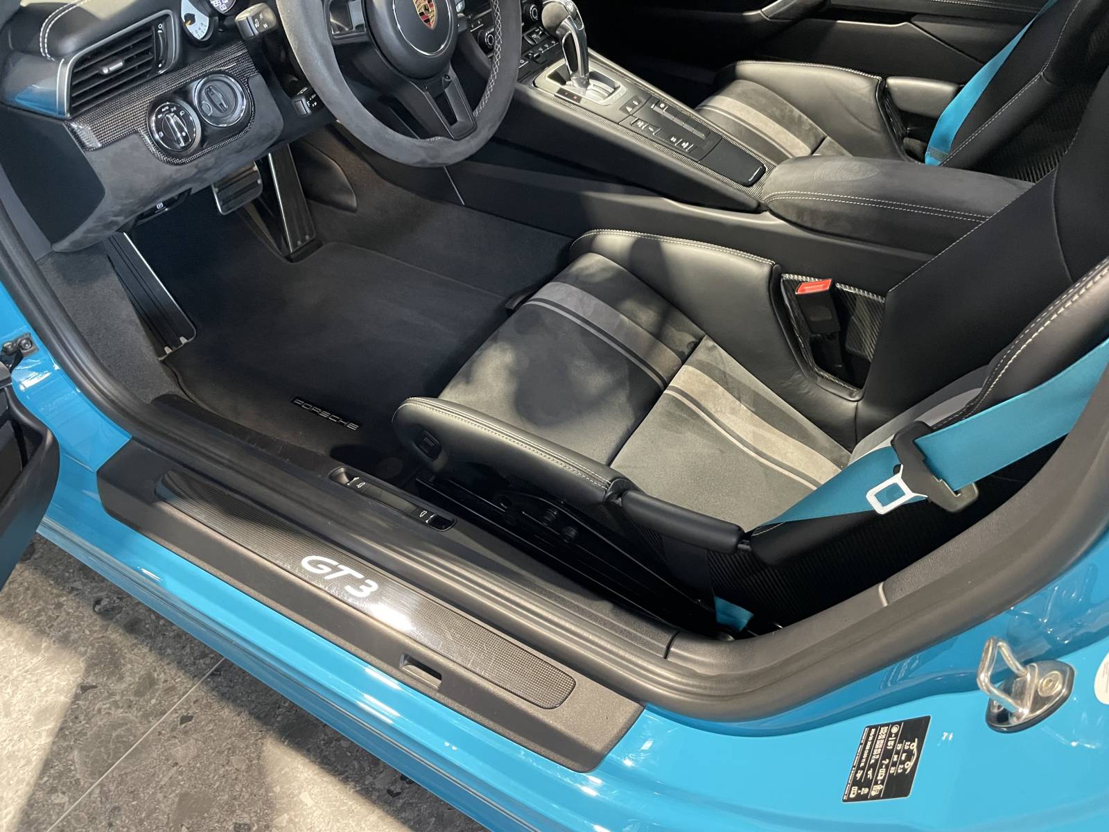 Sièges baquets sport Porsche offrant un maintien latéral optimal.