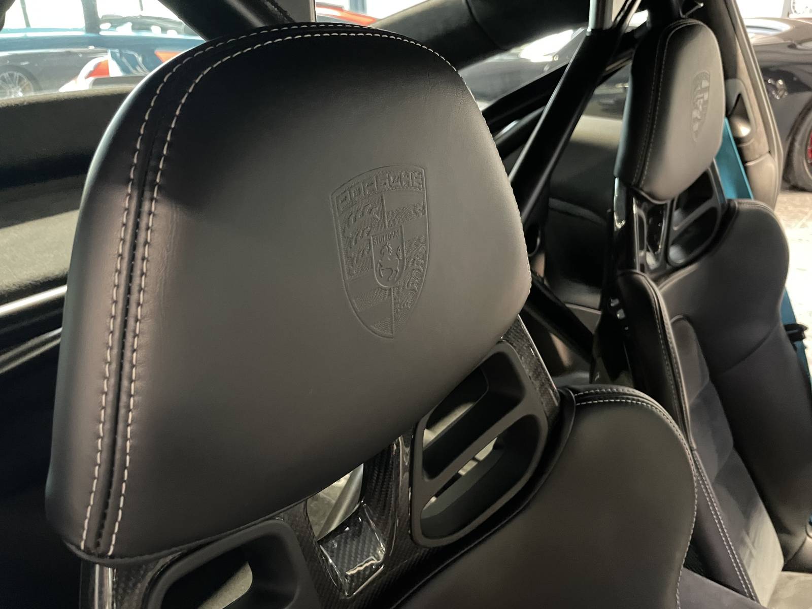 Sièges baquets sport Porsche offrant un maintien latéral optimal.