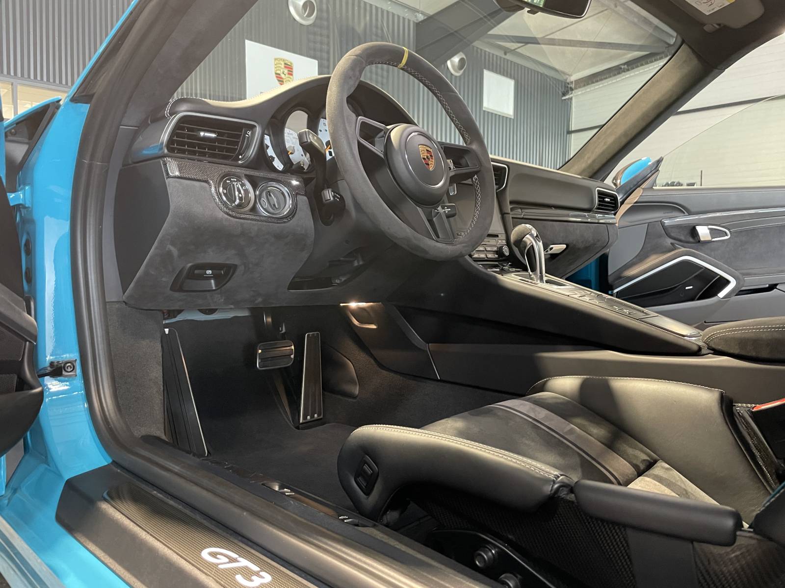 Poste de conduite avec volant sport en suède et palettes PDK.