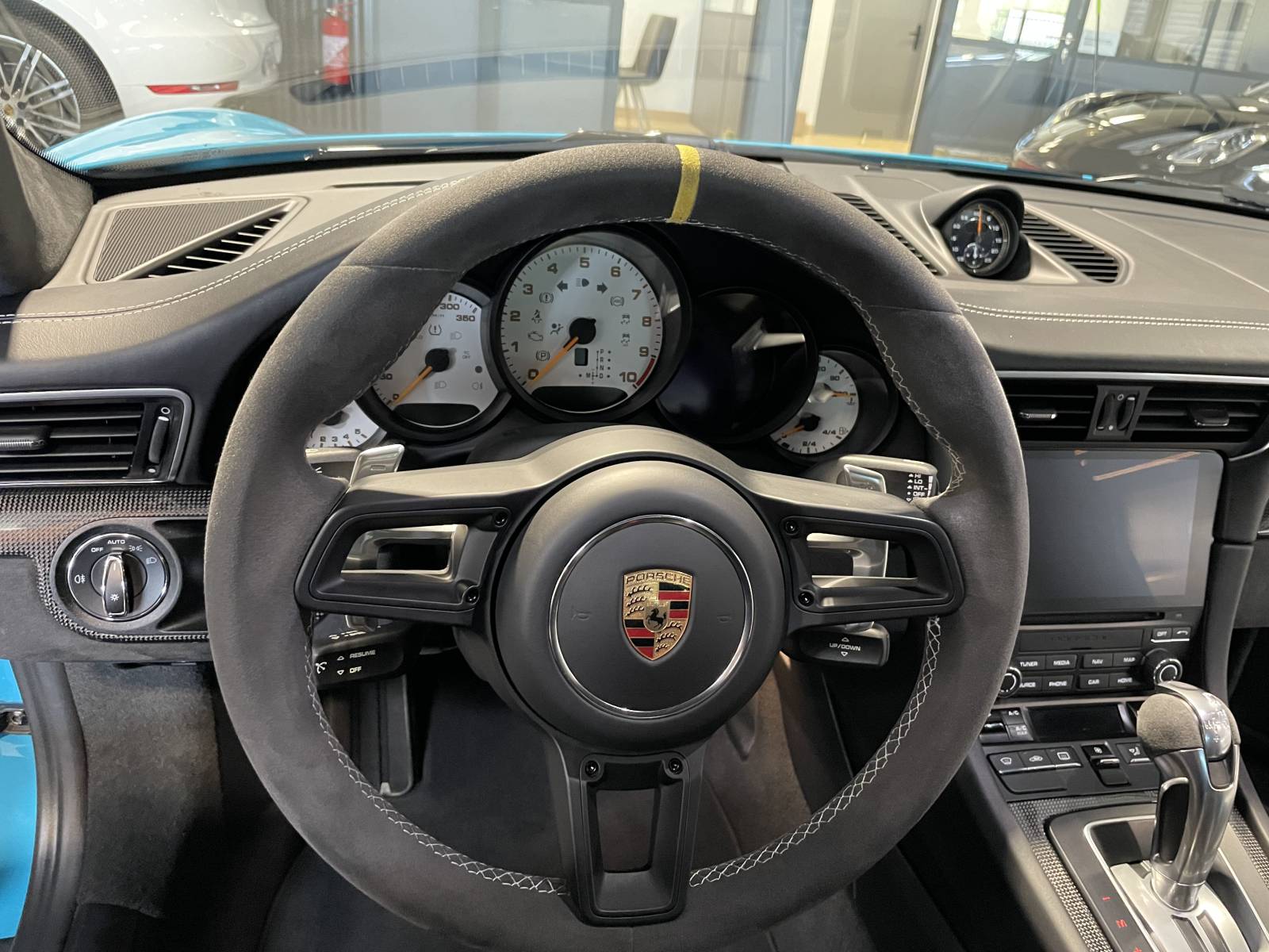 Poste de conduite avec volant sport en suède et palettes PDK.