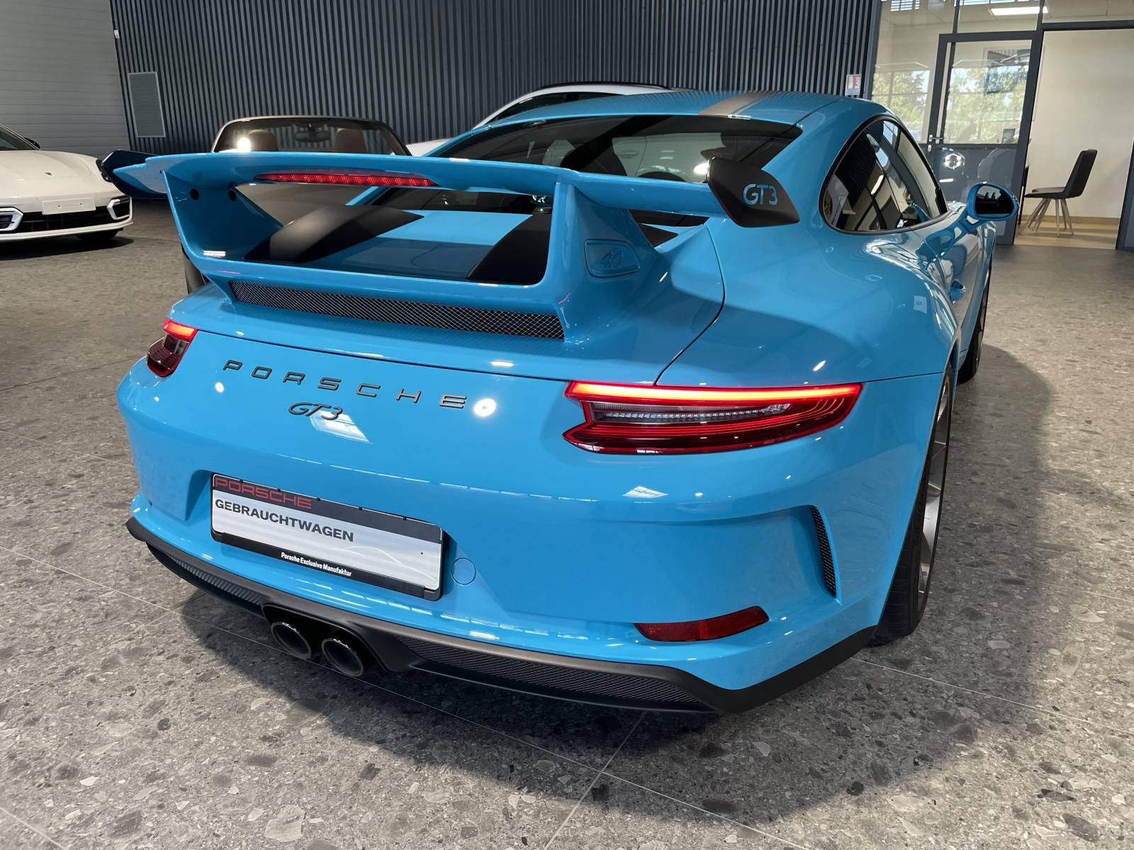 Zoom sur l’aileron arrière fixe emblématique de la gamme GT3.