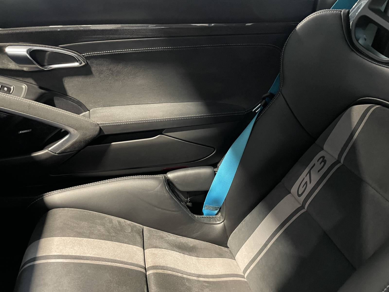 Intérieur exclusif en cuir étendu et alcantara avec Pack Carbone.