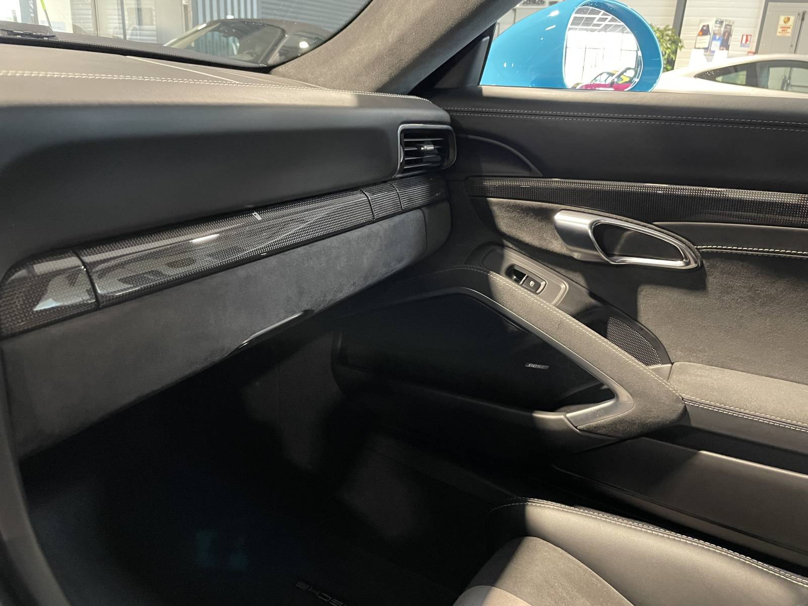 Intérieur exclusif en cuir étendu et alcantara avec Pack Carbone.