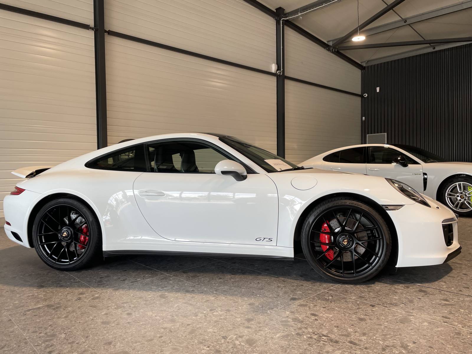 Design intemporel : vue latérale de cette Porsche 911 991 Carrera 4 GTS occasion proposée par MY DREAM CAR.