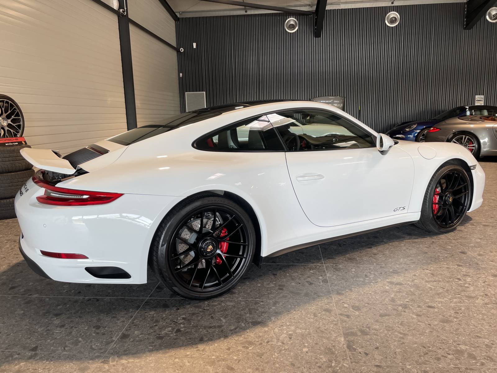 Jantes à écrou central : un détail pour l'achat d'une véritable Porsche 911 991 Carrera 4 GTS de Nîmes.