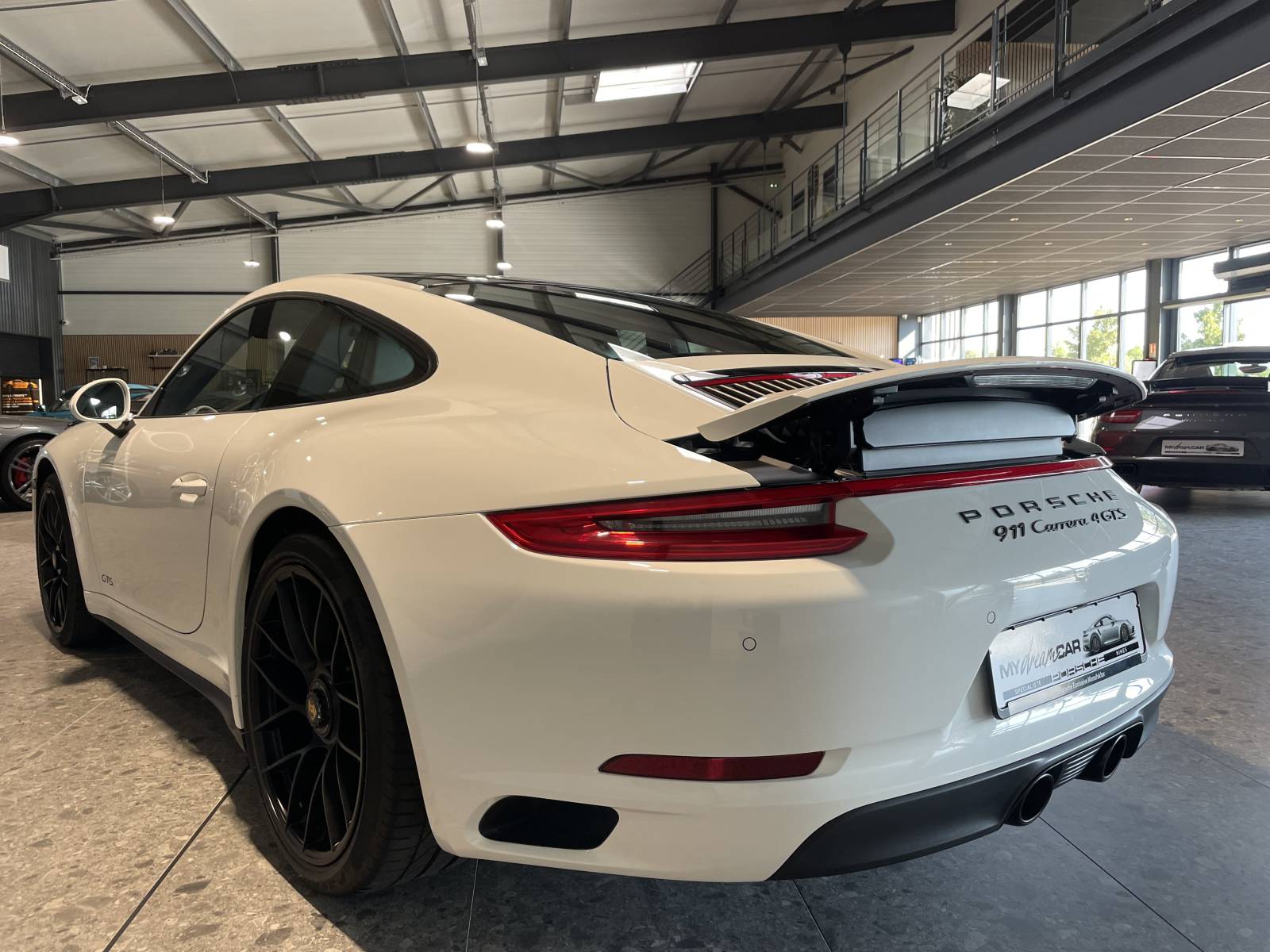 Vue de l'arrière massif de la 911 Carrera 4 GTS à Nîmes, une occasion exceptionnelle d'achat.