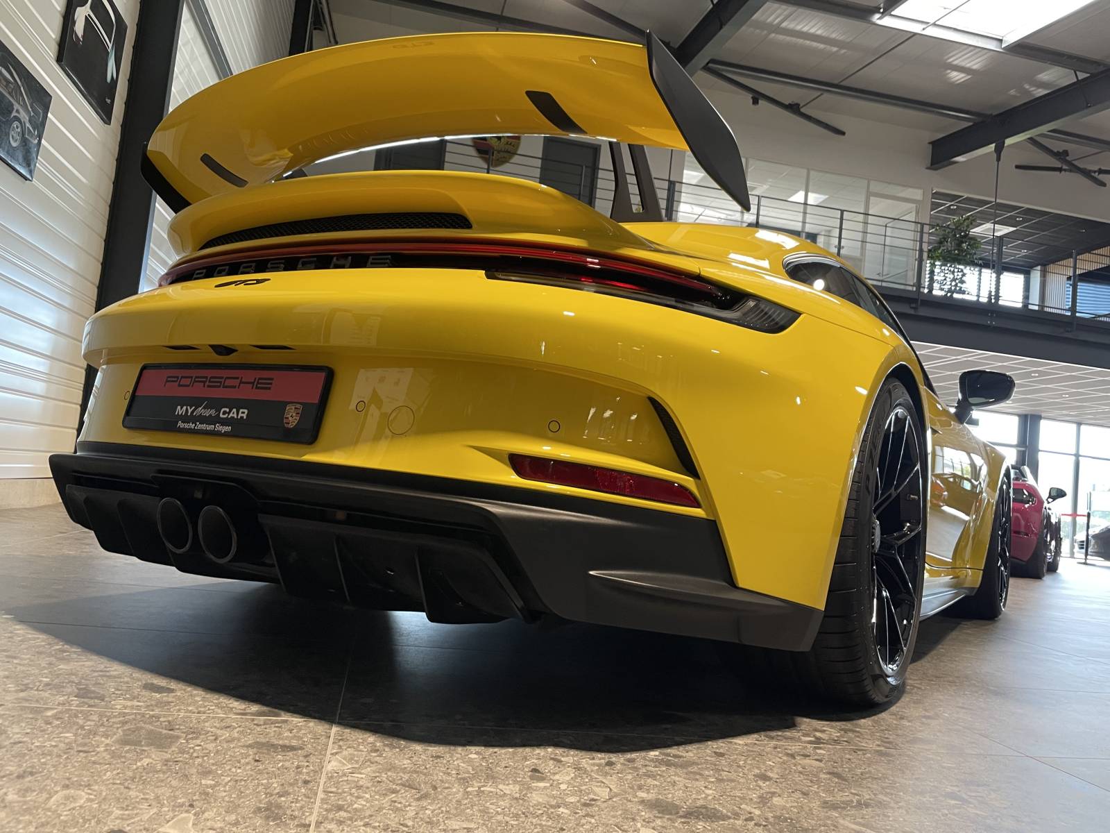 Intérieur cuir et Alcantara : Le luxe sportif à son apogée.