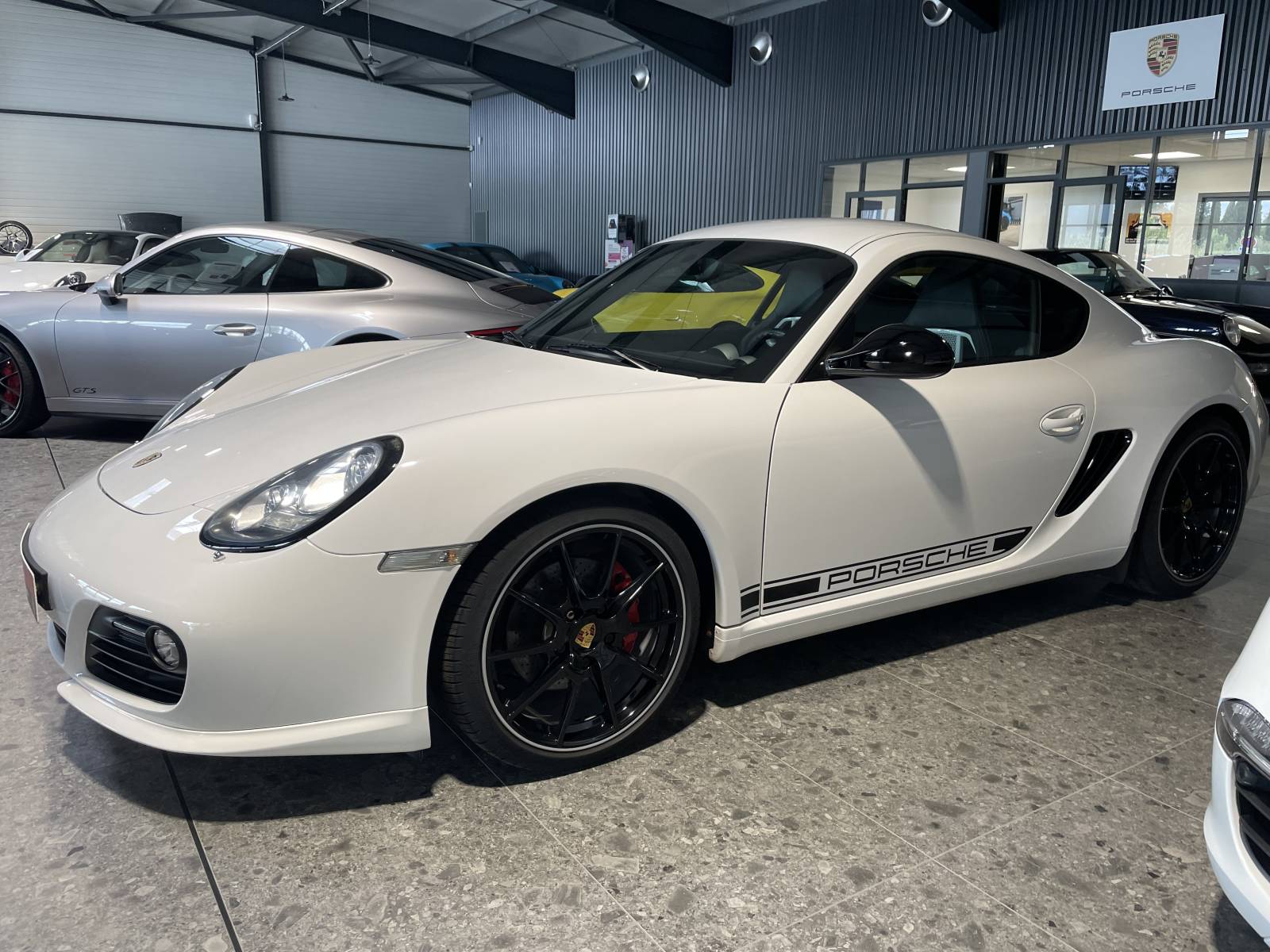 Garage spécialisé dans la vente de Porsche, situé à Nîmes, département du Gard