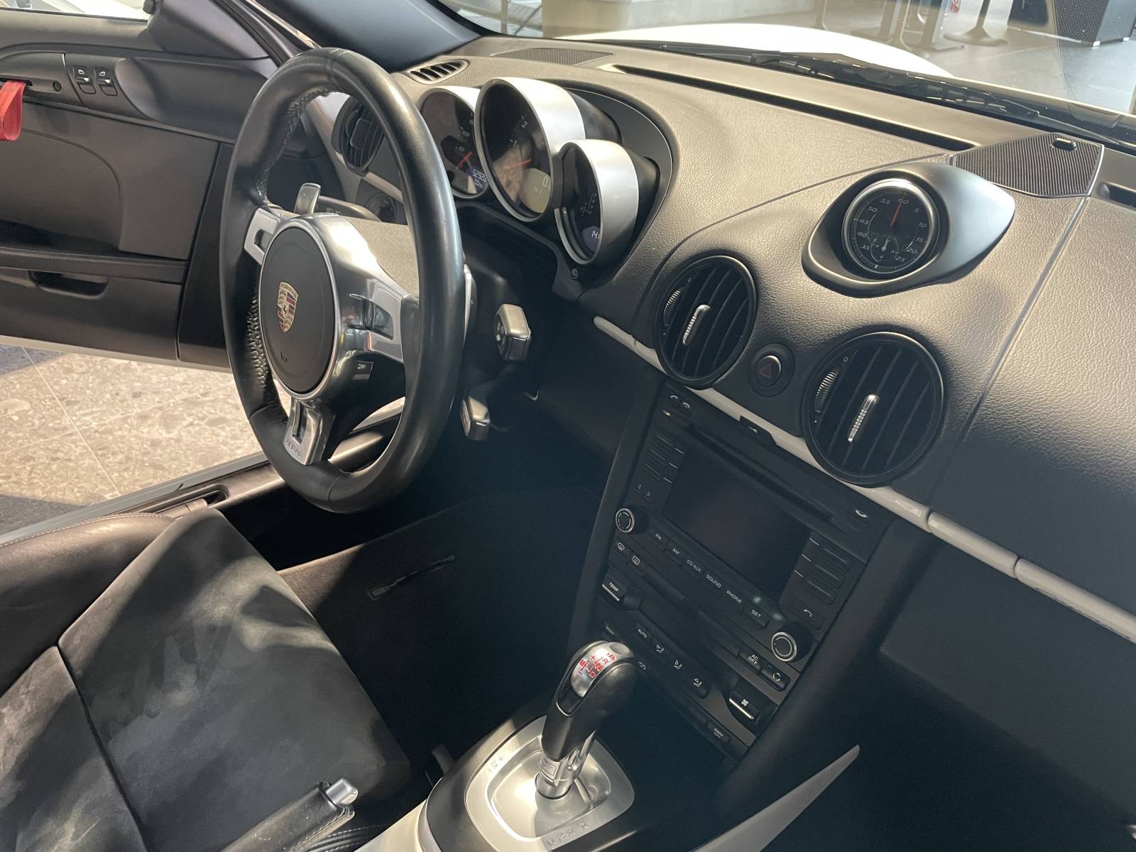 Cayman R 987 : Sièges baquets, volant sport, pour une conduite immersive