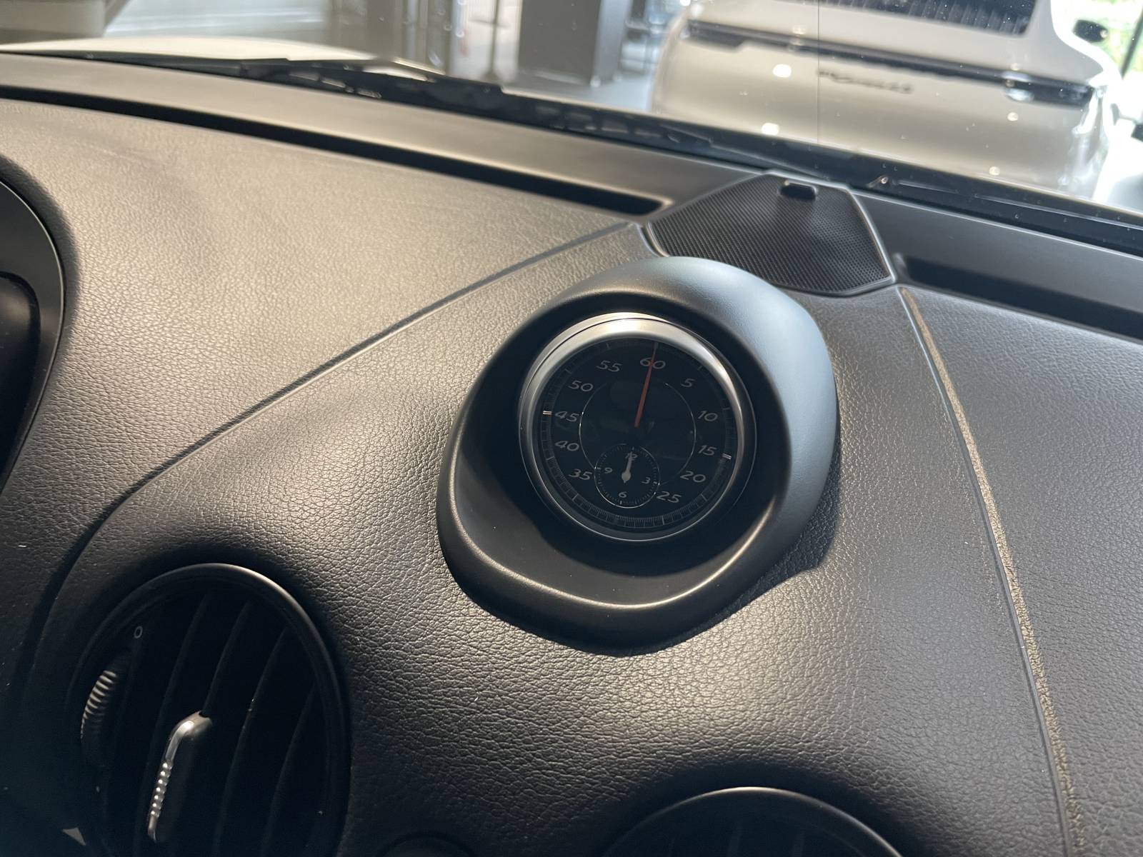 Porsche Cayman R : Ligne racée, intérieur cuir, le luxe à l'état pur