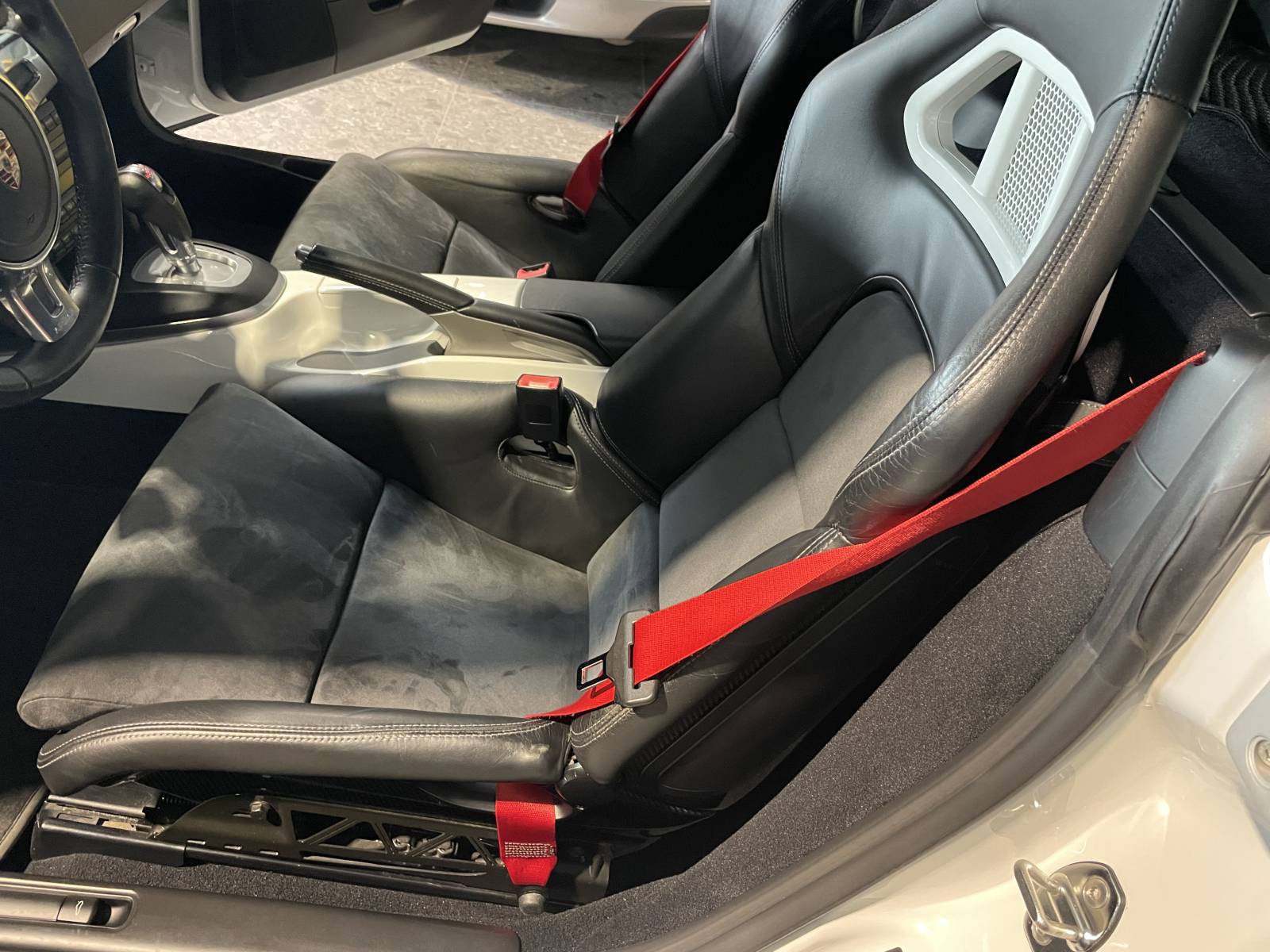 Porsche Cayman R 987 : Laissez-vous séduire par la magie de la route