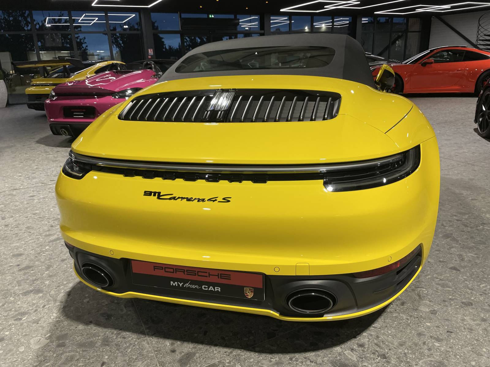 A vendre : Porsche 992 Carrera 4S Cabriolet, état neuf.