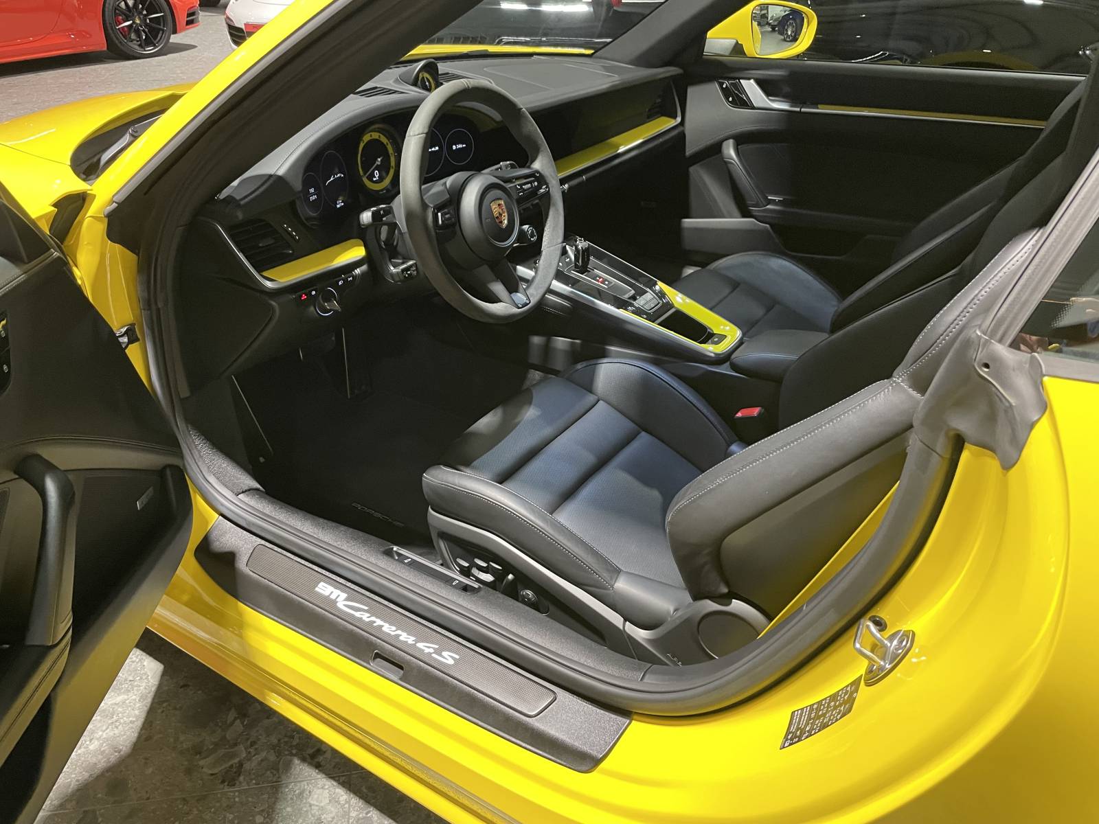 Profitez du soleil dans une Porsche 992 Carrera 4S Cabriolet.