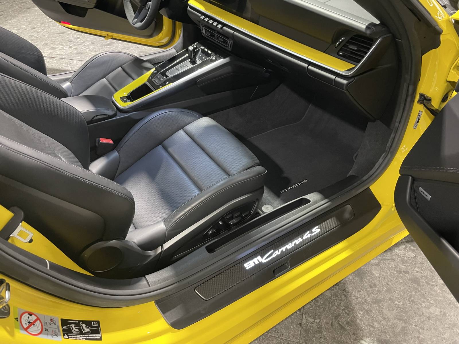 Porsche 992 Carrera 4S Cabriolet : Disponible dès maintenant près d'Avignon.
