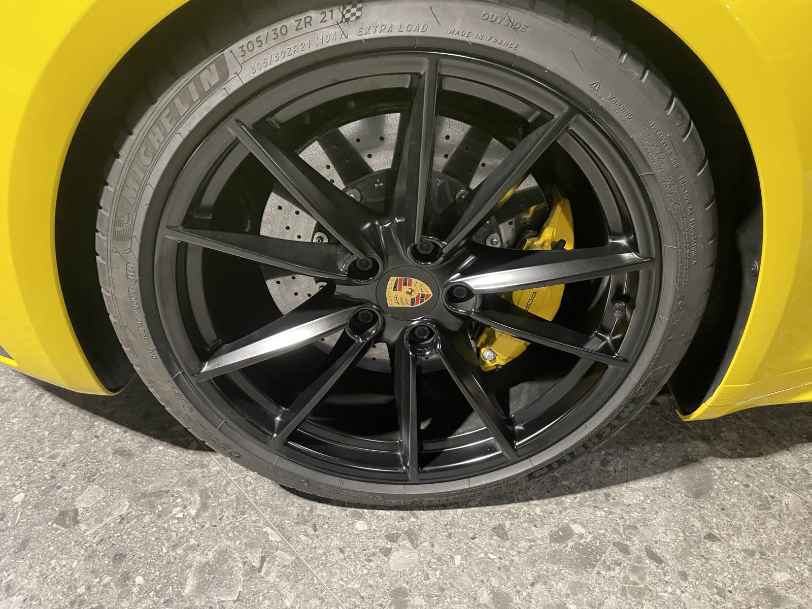 La route s'ouvre à vous : Découvrez la Porsche 992 Carrera 4S Cabriolet.