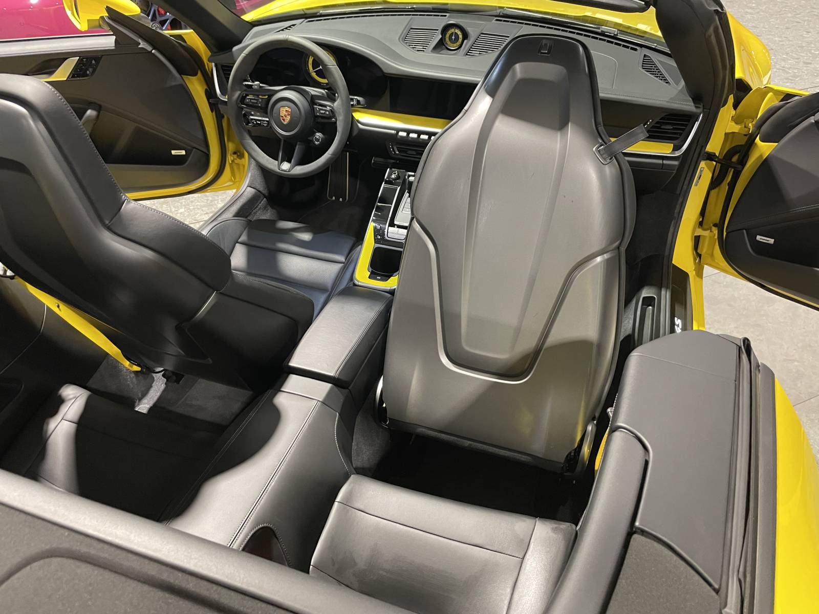Été indien : Profitez-en à bord de cette magnifique Porsche 992 Carrera 4S Cabriolet.