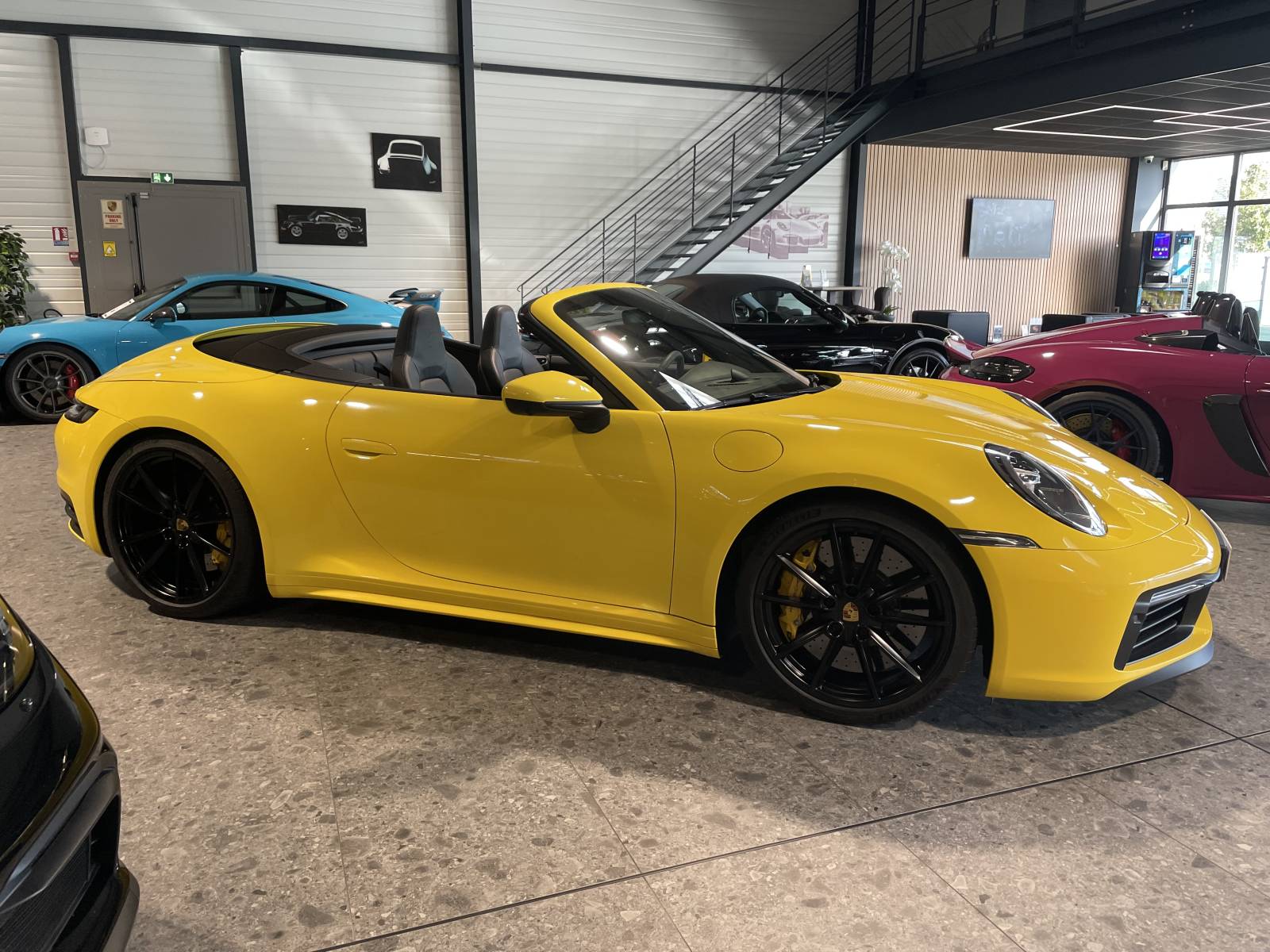 Sportive et raffinée : Découvrez la Porsche 992 Carrera 4S Cabriolet.