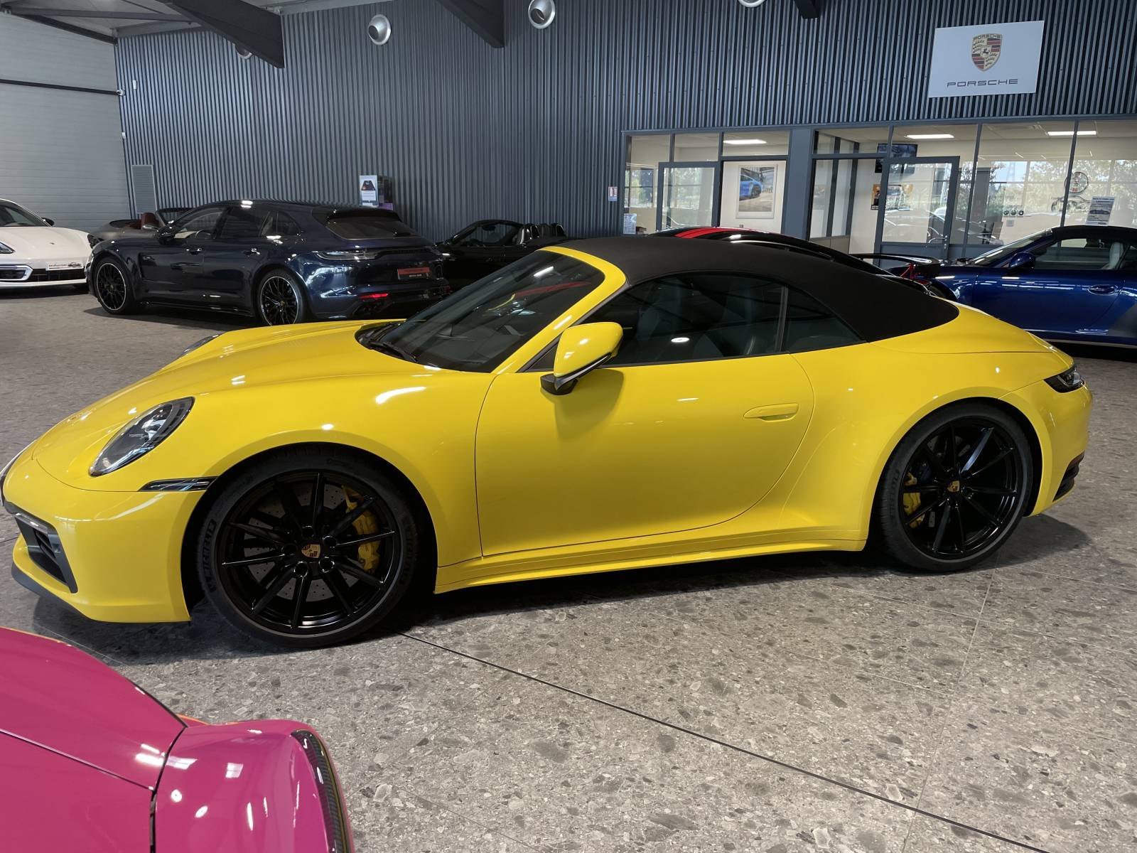 Porsche 992 Carrera 4S Cabriolet : Le cabriolet ultime pour les passionnés.