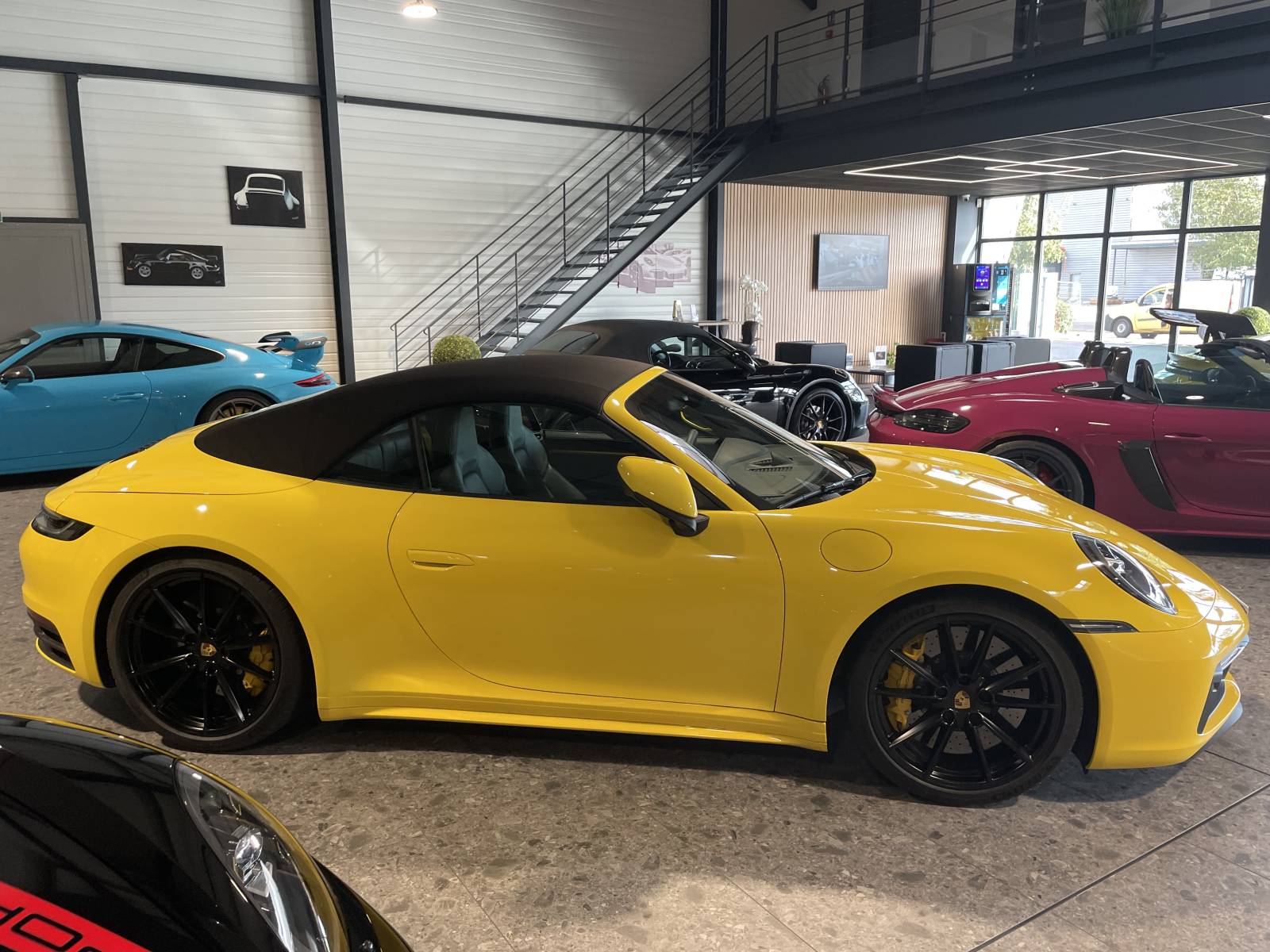 Cabriolet Porsche 992 Carrera 4S : Un concentré de technologie et de performance.