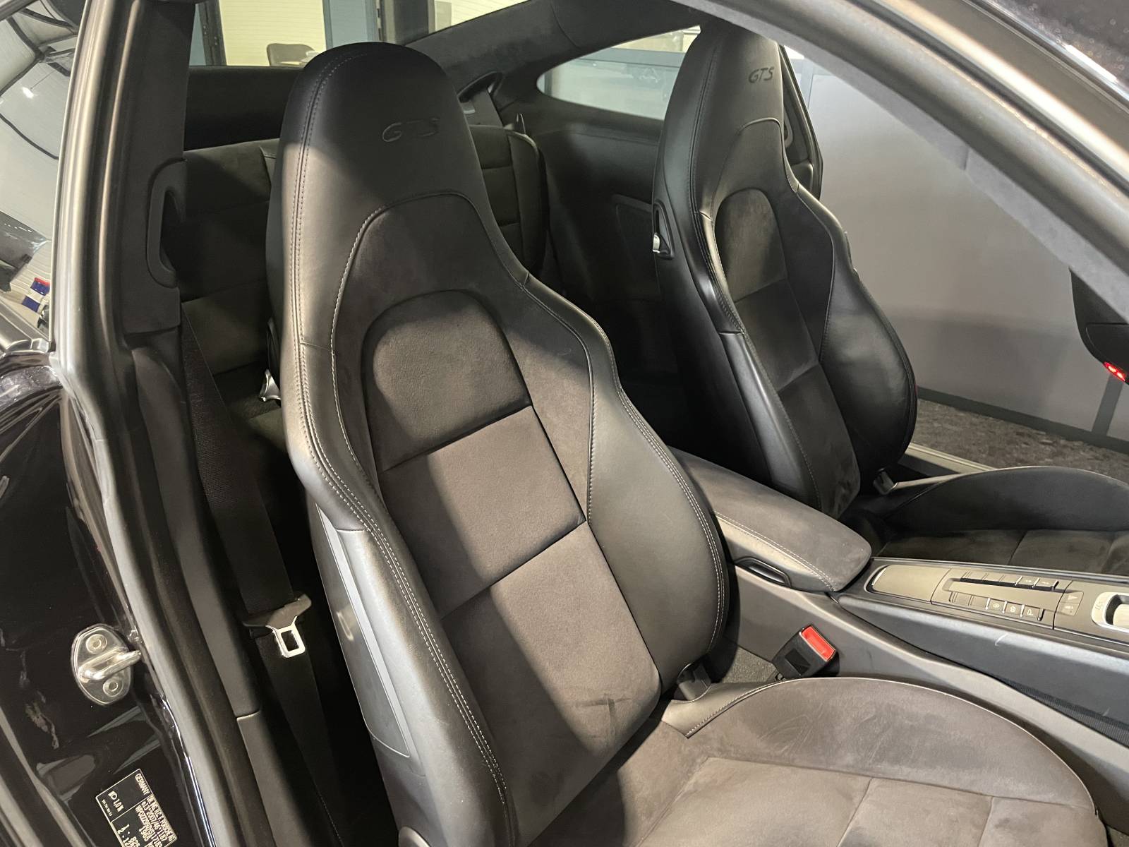 Intérieur cuir et alcantara : Le luxe au service de la performance.