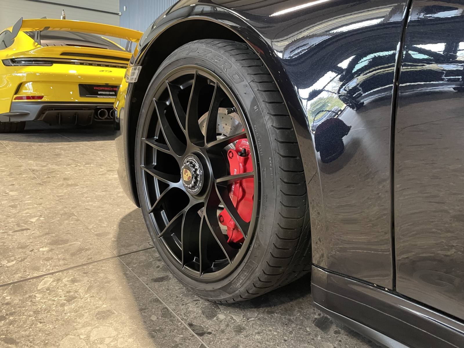 Jantes noires, étriers rouges : Un look sportif et affirmé.