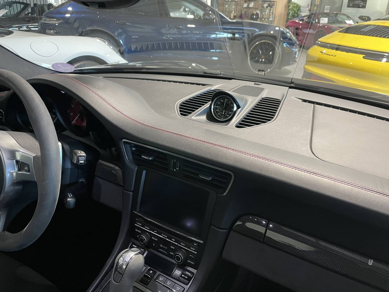 Chaque détail de cette Porsche 991 Carrera GTS a été conçu pour vous offrir une expérience de conduite incomparable.