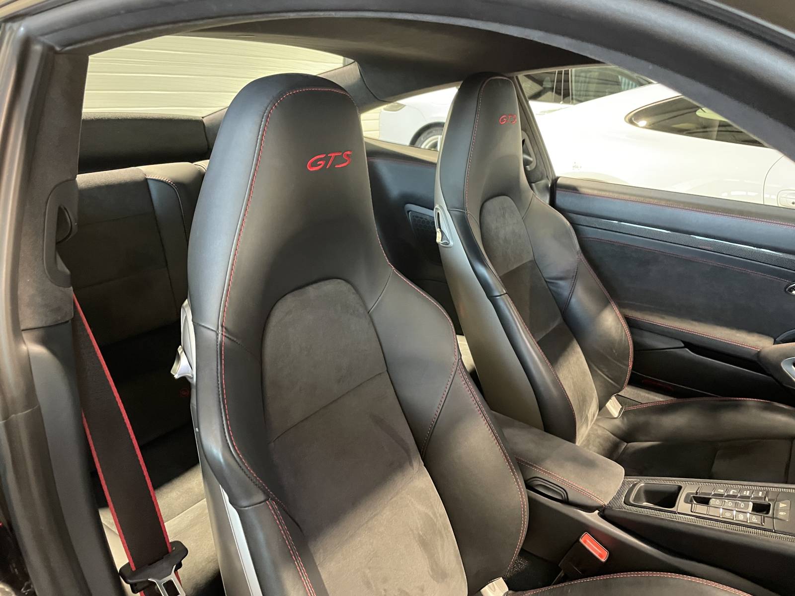 Intérieur cuir et Alcantara : le luxe à l'état pur dans cette Porsche 991 Carrera GTS.