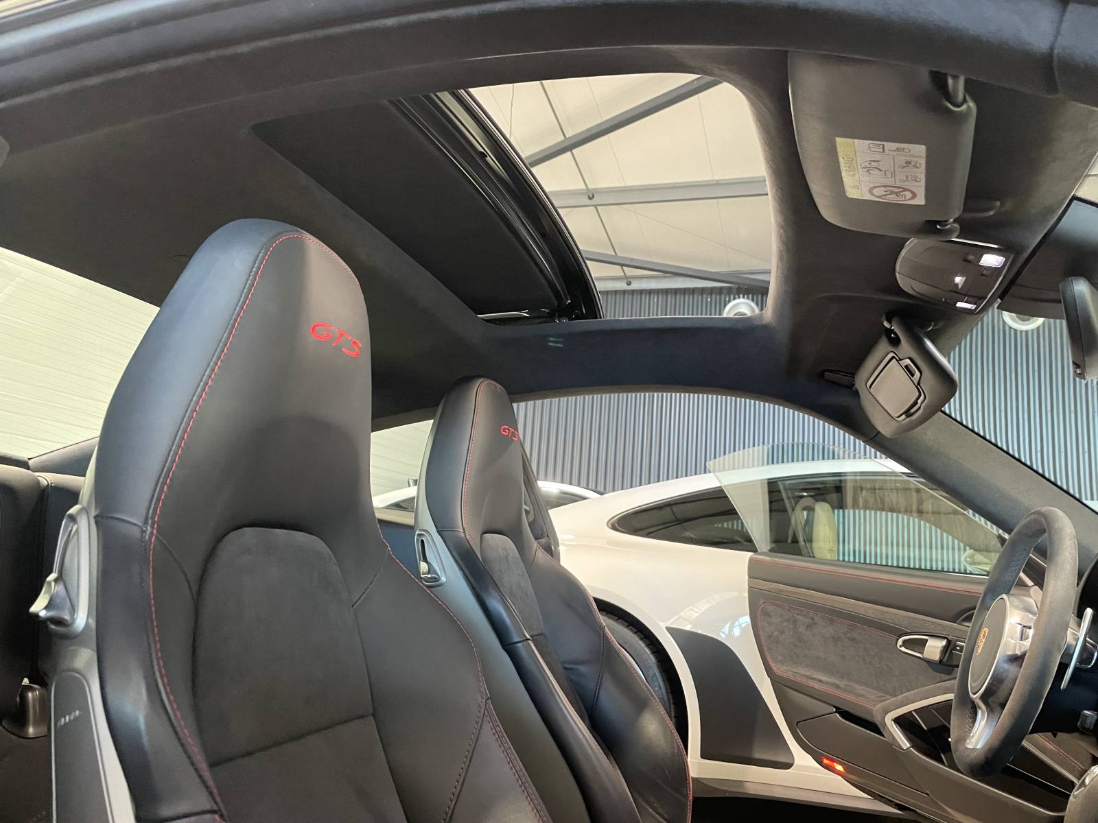 Toit ouvrant panoramique : profitez du soleil à bord de votre Porsche.