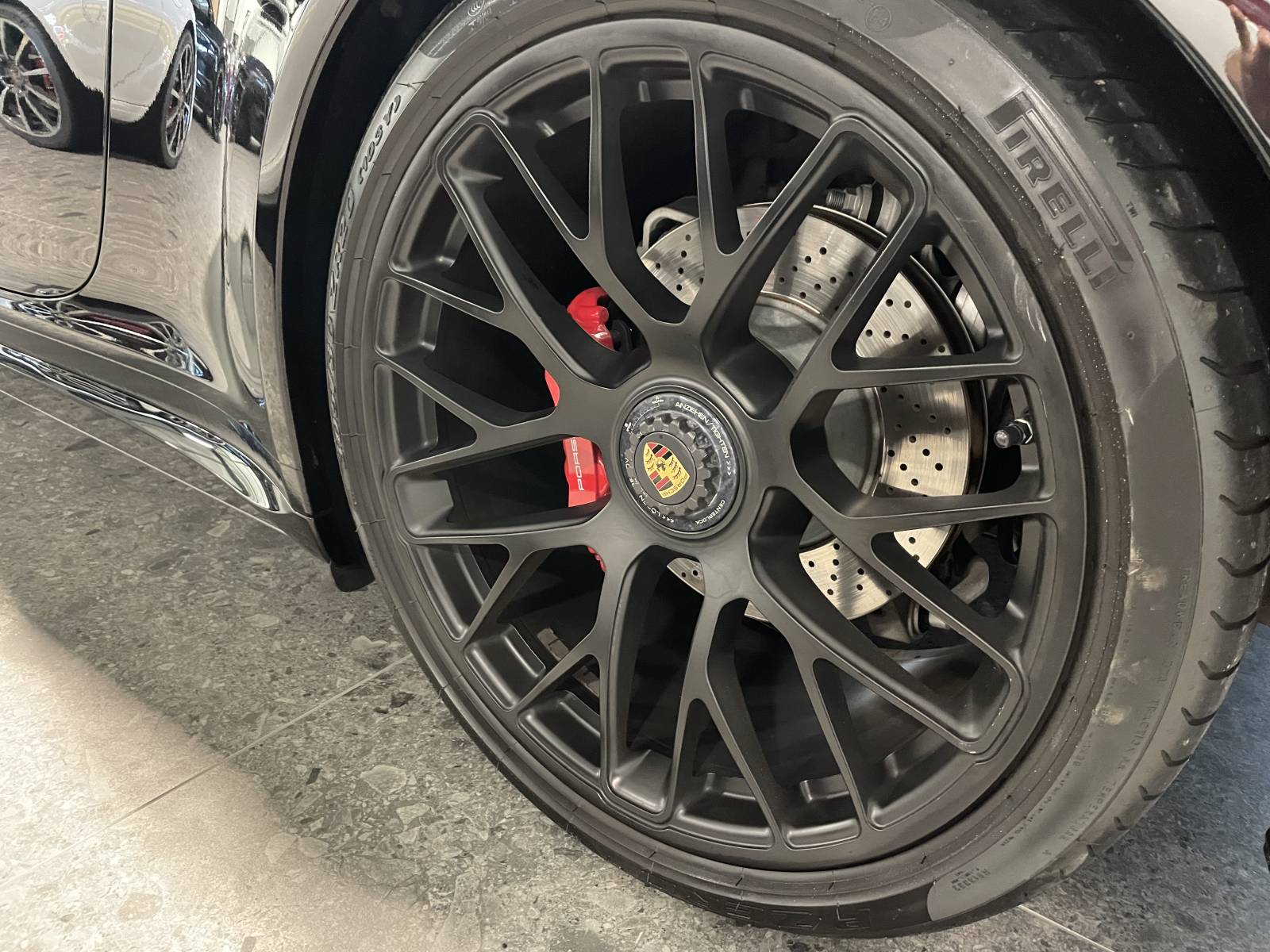 Jantes noires et étriers de freins rouges : un look sportif et racé pour cette Porsche 991 Carrera GTS.