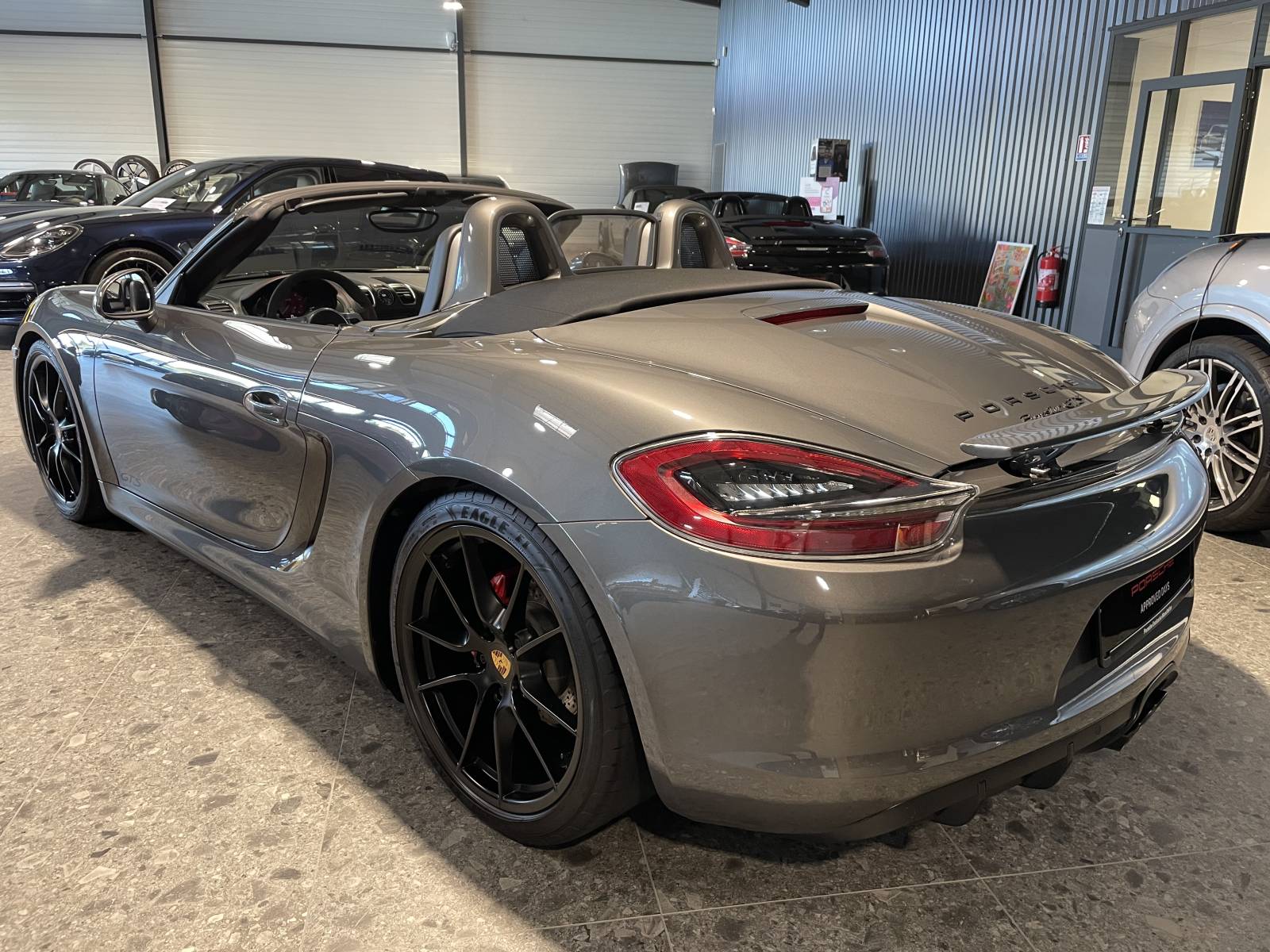 Boxster GTS : Le roadster parfait pour les passionnés de conduite.