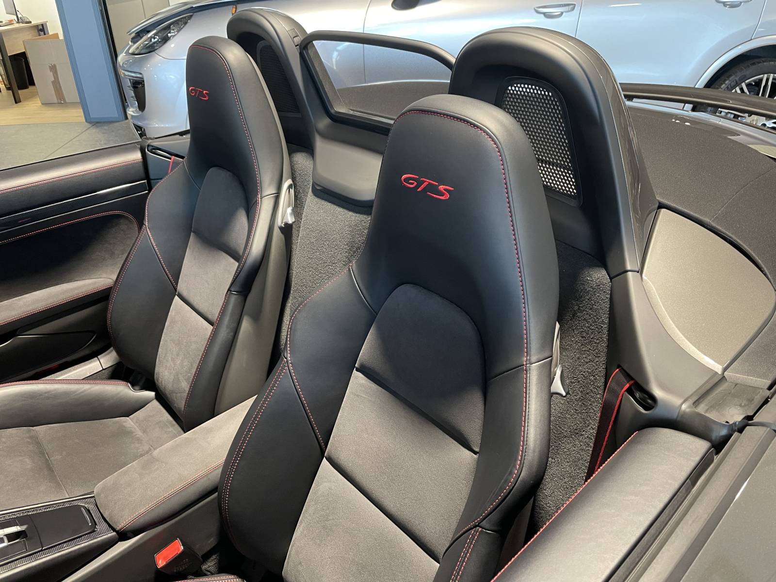 Le cœur battant de la Boxster GTS : un six cylindres à plat qui vous fera vibrer.