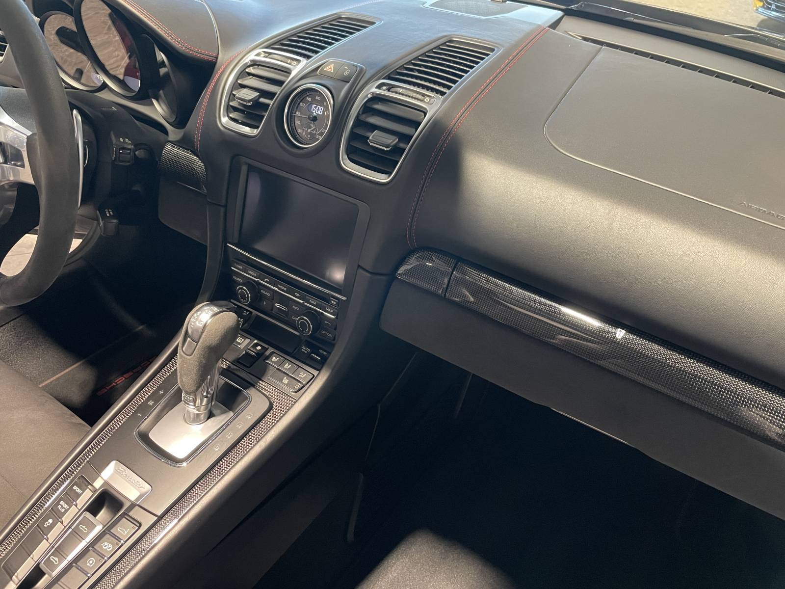 Sous les étoiles, la Boxster GTS dévoile toute sa beauté.