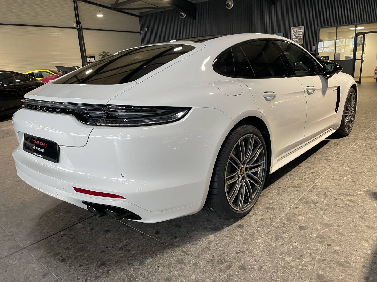 Acheter une voiture Porsche Panamera d'occasion à Nîmes dans le Gard