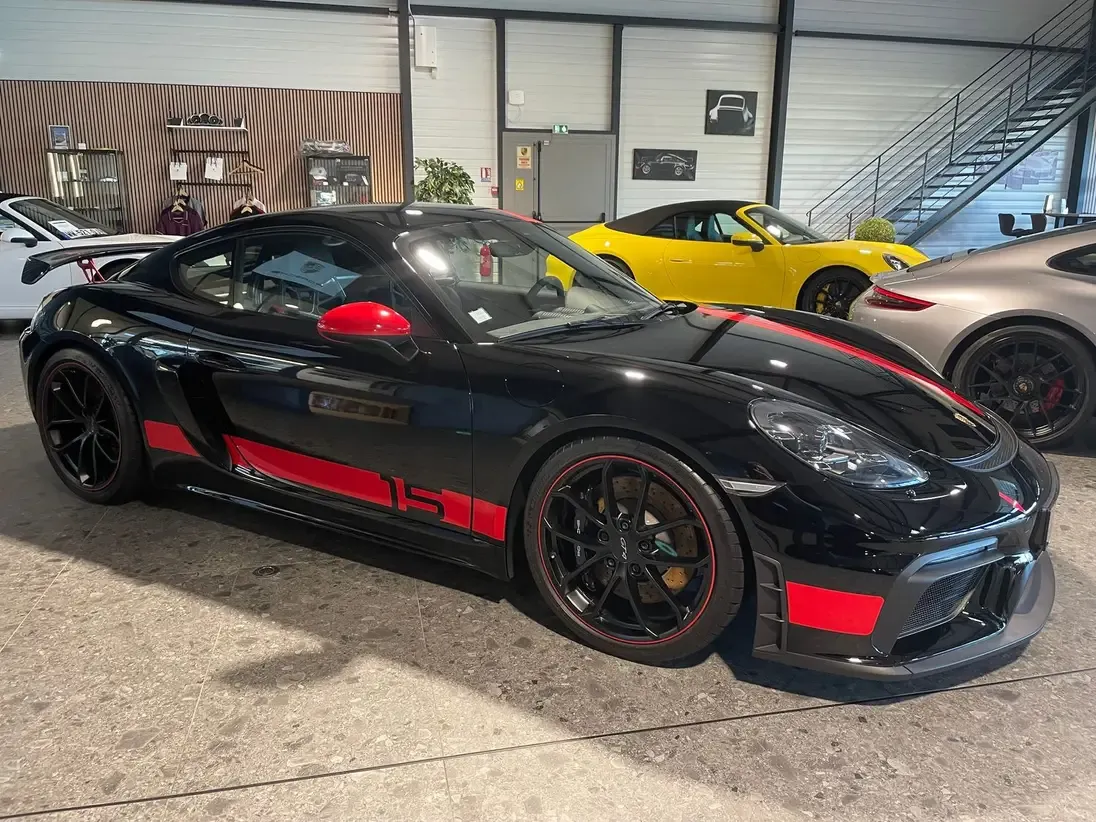 Profil dynamique de la GT4 Sports Cup Edition avec stickers décoratifs exclusifs.