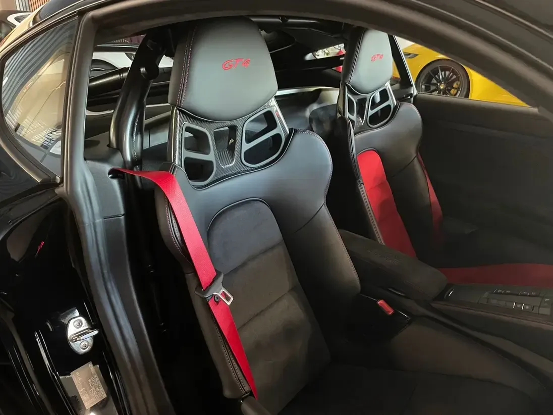 Habitacle cuir et Alcantara bicolore de la 718 GT4 Sports Cup Edition.