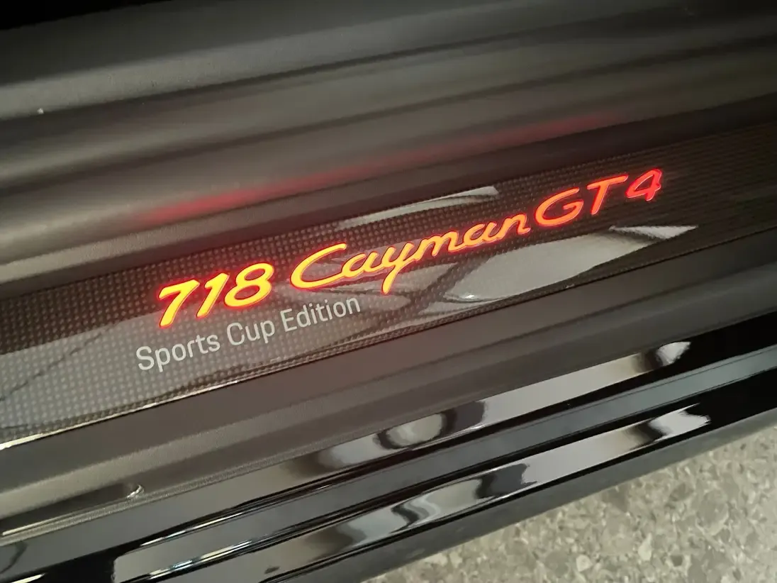 Seuils de porte en carbone illuminés signés Porsche Exclusive Manufaktur.