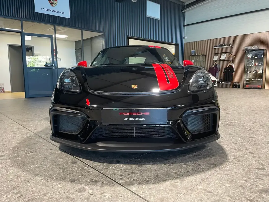 Vue de face agressive de la Porsche 718 GT4 en série limitée dans le Gard.