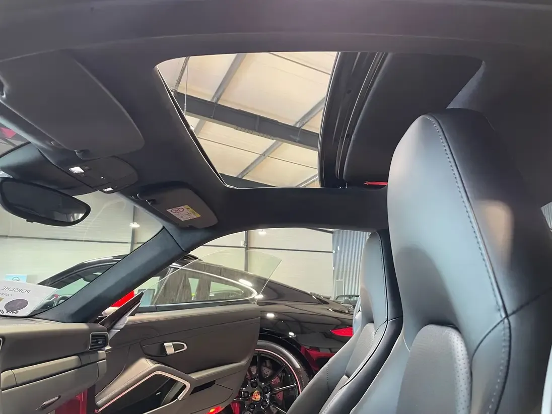 Intérieur tout cuir étendu et ciel de pavillon Alcantara d'une Porsche 911 991.2 à Nîmes.