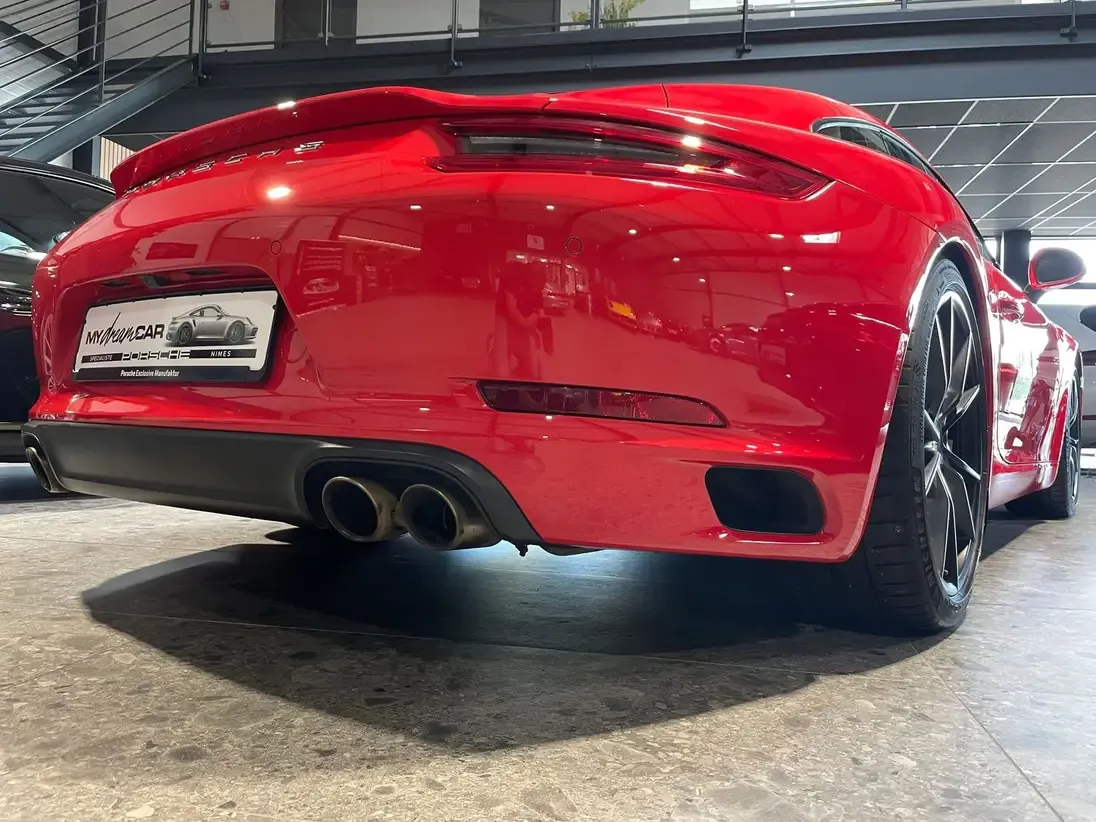 Sorties d'échappement sport chromées de la Porsche 911 991.2 Carrera S 420 ch dans le Gard.