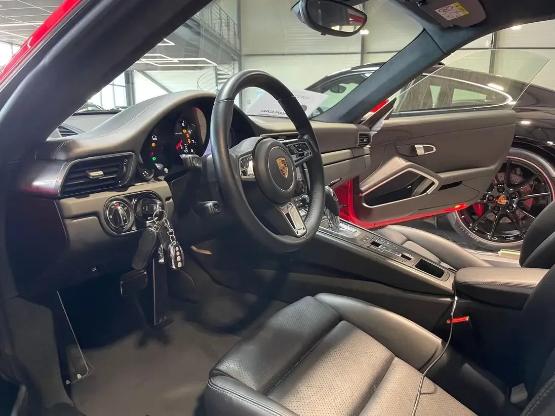Habitacle haut de gamme en cuir étendu noir d'une Porsche 911 991.2 Carrera S à Nîmes.