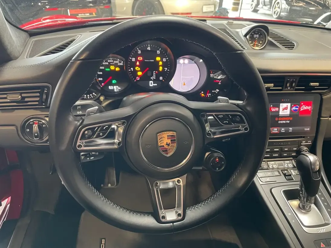 Volant sport 3 branches et palettes de la boîte PDK sur Porsche 911 Carrera S dans le Gard.