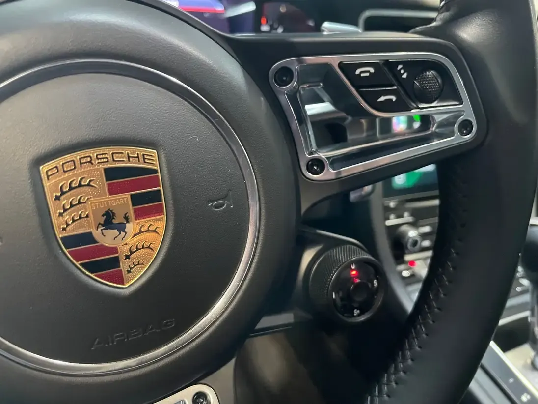 Poste de conduite orienté vers le pilote à bord de la Porsche 911 991.2 Carrera S à Nîmes dans le Gard.