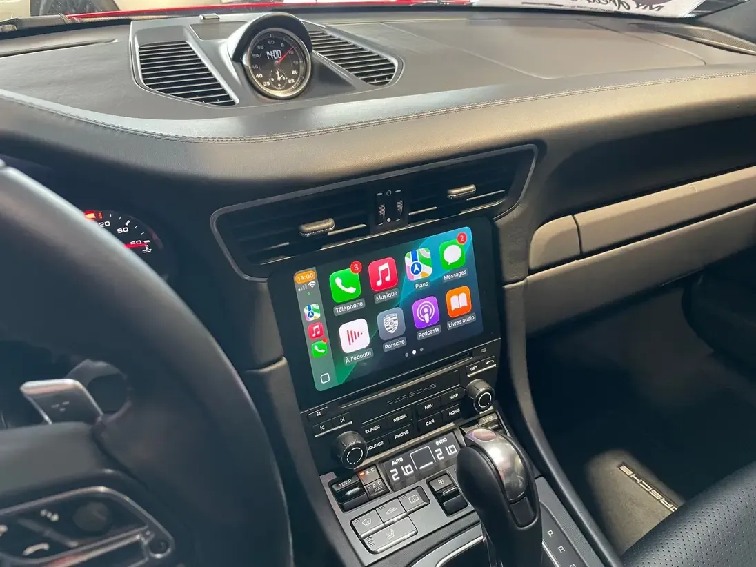 Écran tactile avec interface Apple CarPlay dans la Porsche 911 Carrera S chez MY DREAM CAR.