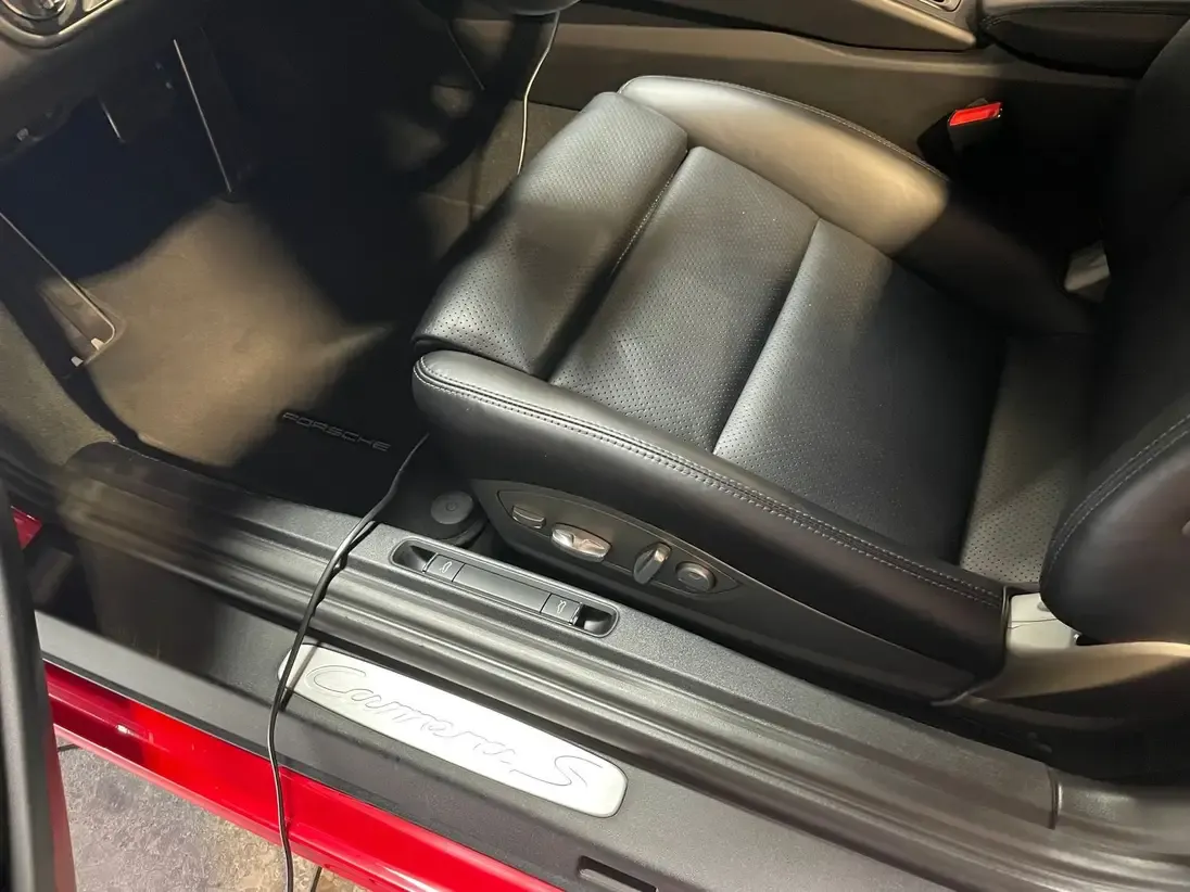 Baguettes de seuil de porte en alu signées Porsche 911 Carrera S dans notre atelier du Gard.