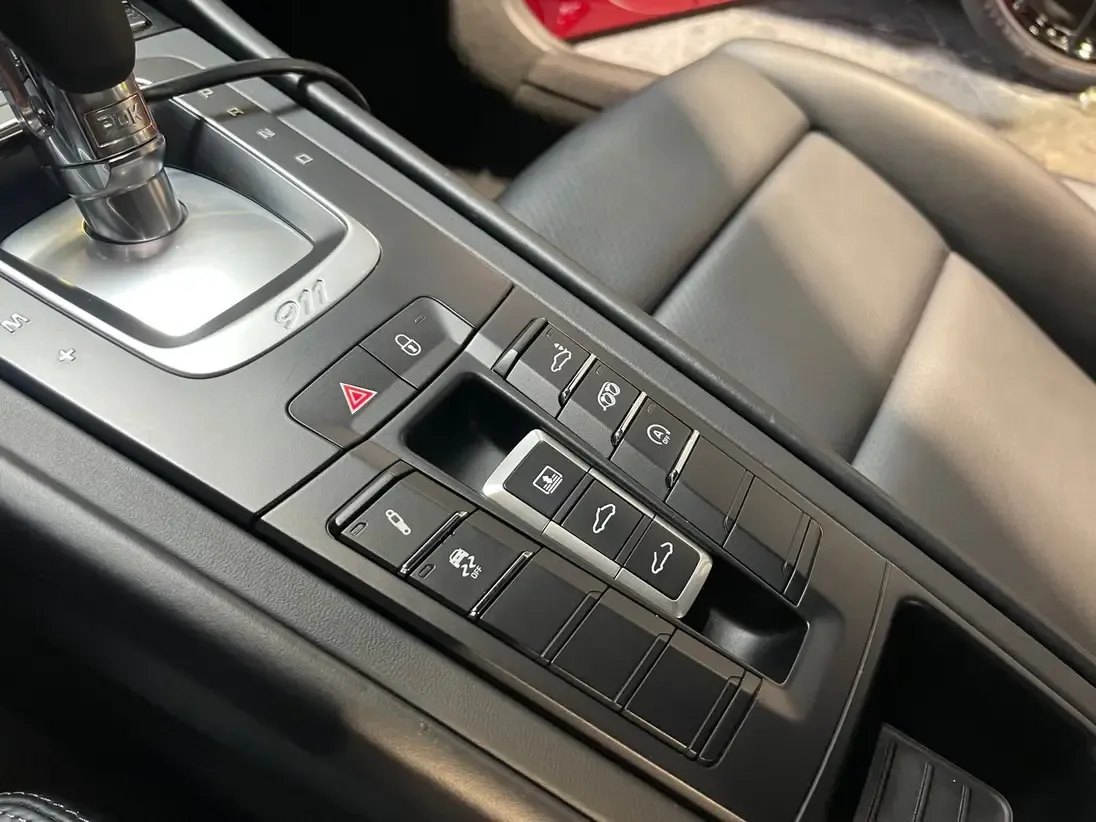 Console centrale épurée regroupant les options dynamiques de la Porsche 911 991.2 Carrera S à Nîmes.